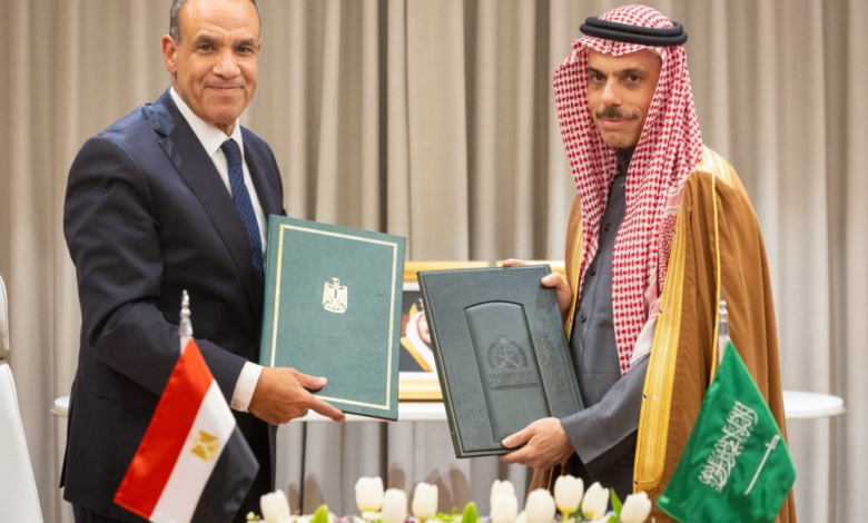 Saudi Arabia and Egypt sign an agreement to exempt diplomatic passports from fees