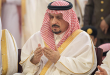 أمير منطقة الرياض يؤدي صلاة عيد الفطر في جامع الإمام تركي