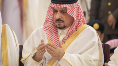 أمير منطقة الرياض يؤدي صلاة عيد الفطر في جامع الإمام تركي