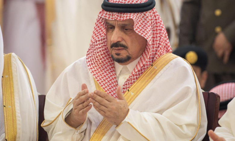 أمير منطقة الرياض يؤدي صلاة عيد الفطر في جامع الإمام تركي