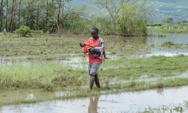 ضحايا فيضانات كينيا يرتفع إلى 81 قتيلاً وتشريد آلاف الأسر