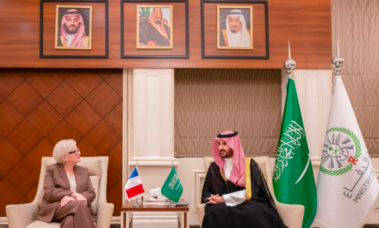 وزير الدفاع السعودي يبحث أمن المنطقة والاعتداءات الإيرانية