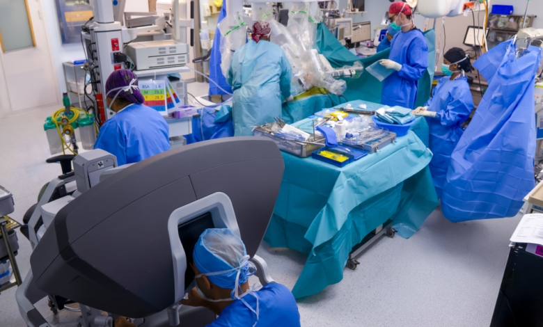 إنجاز طبي: نجاح عملية سحب القولون لطفل في التخصصي