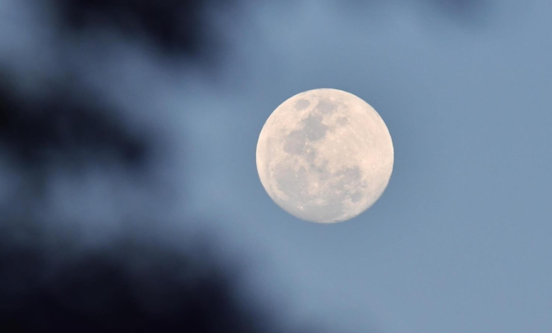 رصد التربيع الأول لقمر شوال بسماء الحدود الشمالية