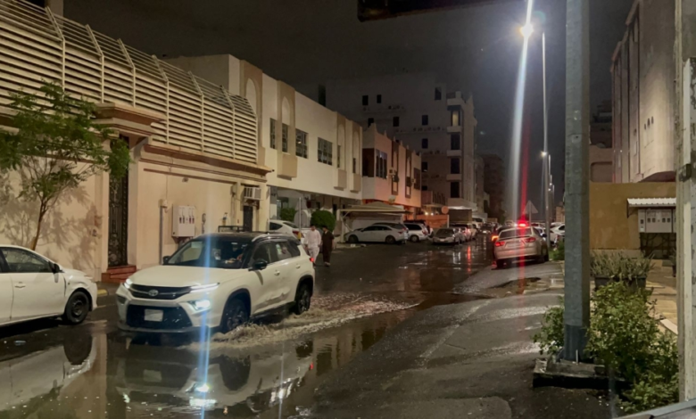 Jeddah's dawn rains refresh the atmosphere, prompting warnings from the weather service