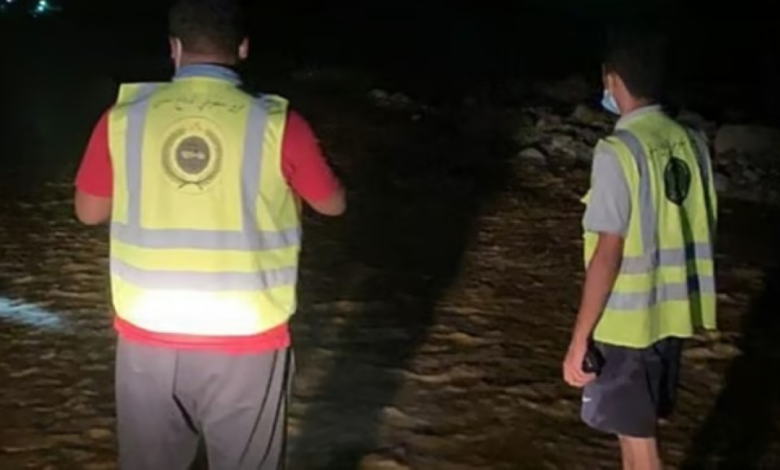 إنقاذ شخصين من سيول حائل وتغريم السائق لمجازفته