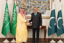 وزير الخارجية السعودي يبحث التطورات مع نظيره الباكستاني