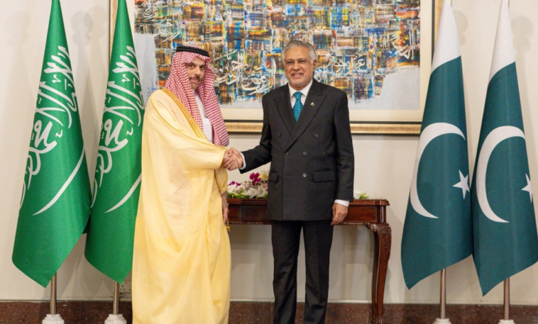 وزير الخارجية السعودي يبحث التطورات مع نظيره الباكستاني