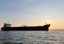 ناقلة نفط روسية تتحدى العقوبات وتقترب من كوبا