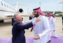 ملك الأردن يصل إلى جدة وولي العهد في مقدمة مستقبليه