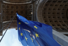 مسؤولون فرنسيون يزيلون علم الاتحاد الأوروبي من البلديات