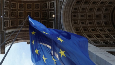 مسؤولون فرنسيون يزيلون علم الاتحاد الأوروبي من البلديات