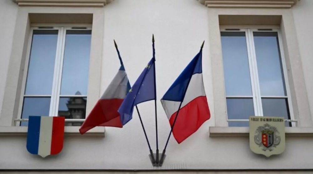 مسؤولون فرنسيون يزيلون علم الاتحاد الأوروبي عن واجهات بلدياتهم - وكالات