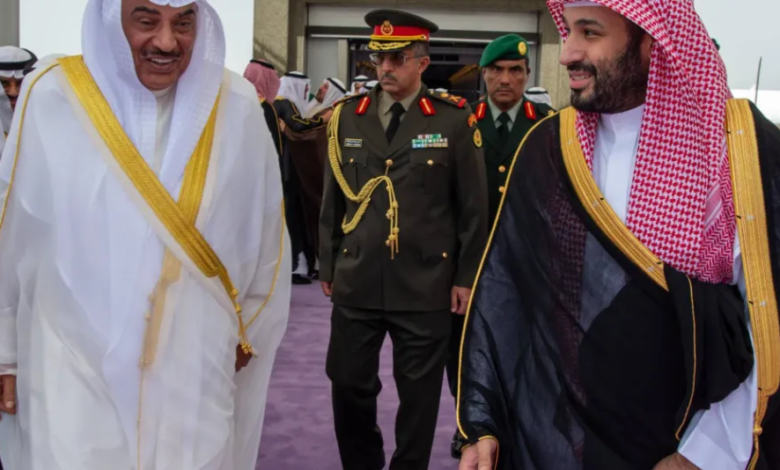 ولي العهد السعودي ونظيره الكويتي يبحثان وقف إطلاق النار