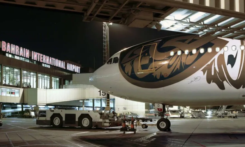 البحرين تعيد فتح مجالها الجوي واستئناف الرحلات تدريجياً