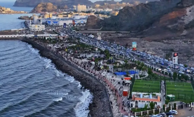 محافظ عدن يطالب بتحييد العاصمة المؤقتة عن الصراع السياسي