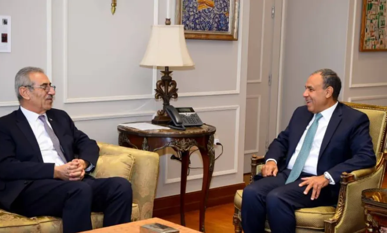 أسباب تأخر لجنة إدارة غزة في استلام مهامها وتداعيات ذلك