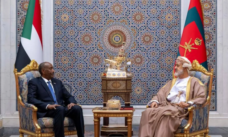 سلطان عُمان والبرهان: مباحثات في مسقط لحل الأزمة السودانية