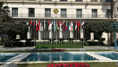 إدانة عربية لتهديدات إيران في مضيق هرمز وتأثيرها العالمي