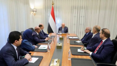 العليمي يوجه بإصلاحات عاجلة لاستعادة ثقة المجتمع الدولي