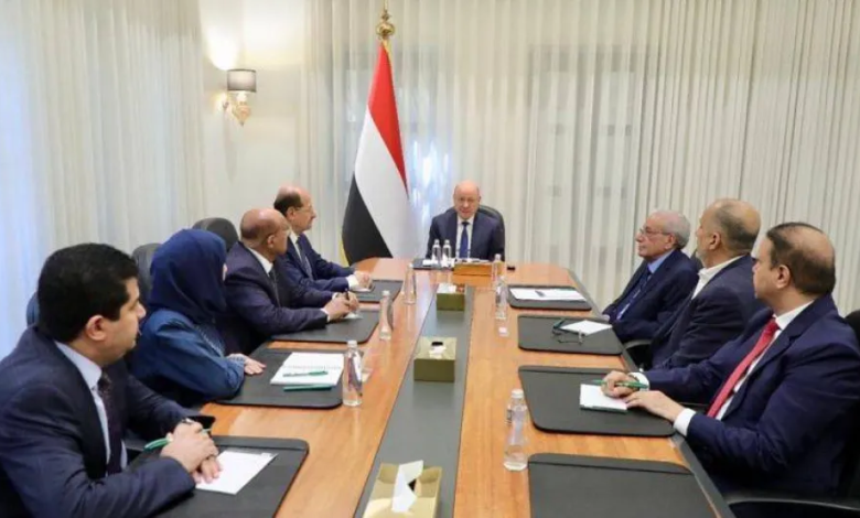 العليمي يوجه بإصلاحات عاجلة لاستعادة ثقة المجتمع الدولي