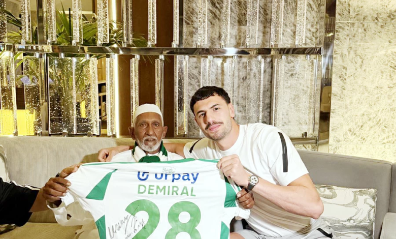 ميريح ديميرال يخطف قلوب الجماهير بلقاء مشجع أهلاوي