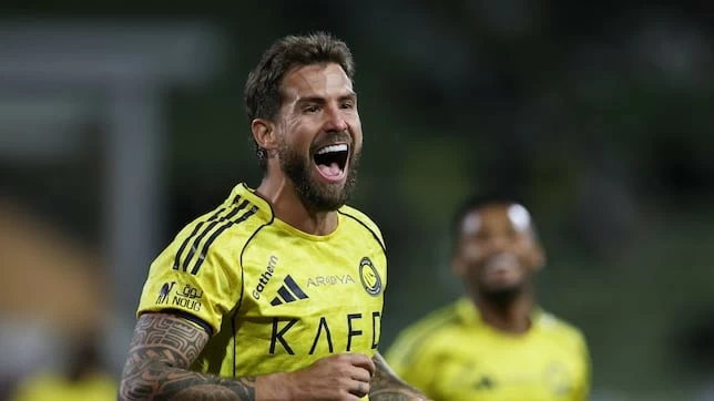 النصر يقترب من تجديد عقد مدافعه الإسباني إينيغو مارتينيز