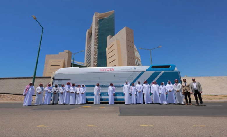 عبد اللطيف جميل وتويوتا تختبران حافلة هيدروجين في ينبع