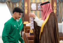 نائب أمير المدينة يكرم بطل الكاراتيه إبراهيم العمري