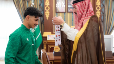 نائب أمير المدينة يكرم بطل الكاراتيه إبراهيم العمري