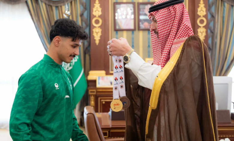 نائب أمير المدينة يكرم بطل الكاراتيه إبراهيم العمري