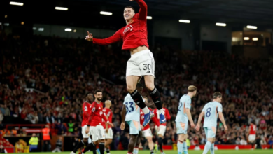 مانشستر يونايتد يخطف فوزاً درامياً على برينتفورد بثنائية ماكتوميناي