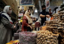 التضخم في إيران يصل 50% وسط انهيار العملة والعقوبات