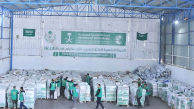 مركز الملك سلمان للإغاثة يوزع سلالاً غذائية للنازحين بغزة