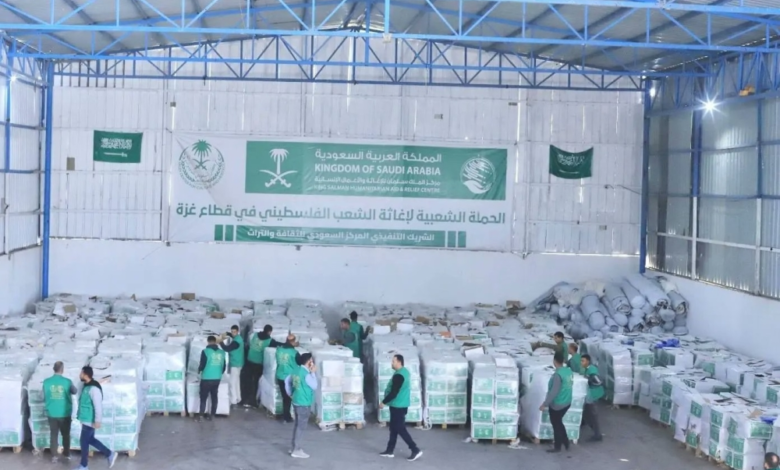 مركز الملك سلمان للإغاثة يوزع سلالاً غذائية للنازحين بغزة