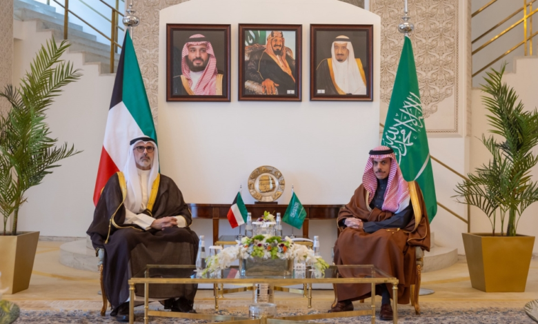 وزير الخارجية السعودي يبحث القضايا المشتركة مع الكويت