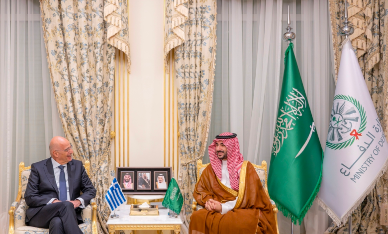 وزير الدفاع السعودي يبحث مع نظيره اليوناني التهديدات الإيرانية