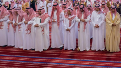 أمير الرياض يؤدي صلاة الميت على الأميرة الجوهرة بنت فيصل