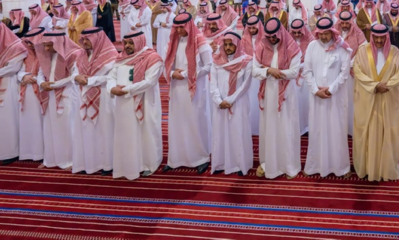 أمير الرياض يؤدي صلاة الميت على الأميرة الجوهرة بنت فيصل