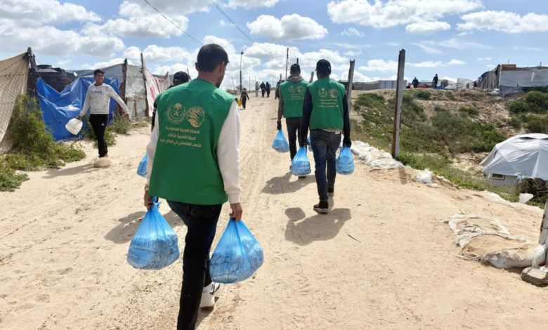 مركز الملك سلمان للإغاثة يوزع 24 ألف وجبة ساخنة في غزة