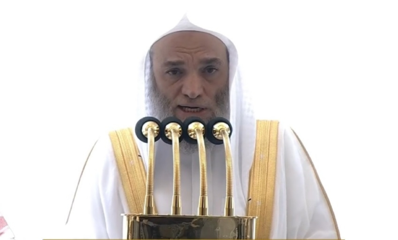 إمام الحرم المكي يحذر من تزيين الشيطان لسوء الأعمال