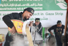 مركز الملك سلمان للإغاثة يوزع آلاف الوجبات في غزة