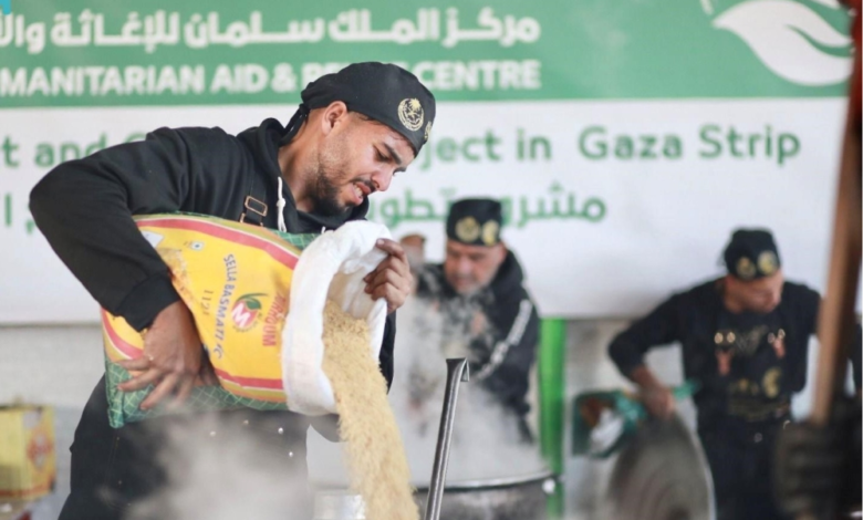 مركز الملك سلمان للإغاثة يوزع آلاف الوجبات في غزة