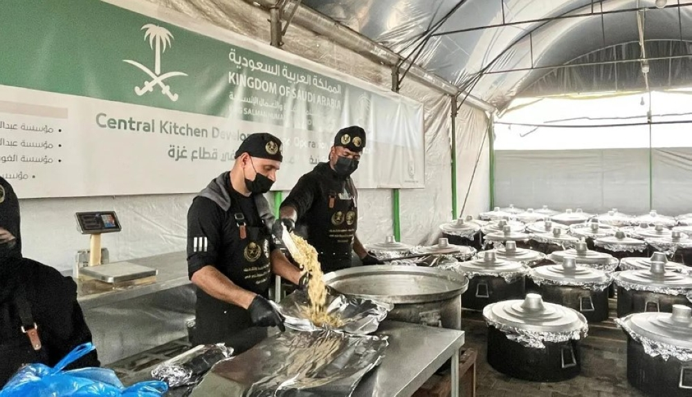 مركز الملك سلمان يوزع 23880 وجبة غذائية ساخنة في غزة - واس