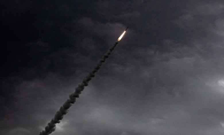 تطورات الصراع: صاروخ إيراني يضرب مبنى سكنياً في حيفا