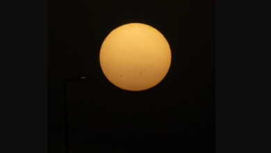 رصد 7 بقع شمسية في سماء عرعر: تحذيرات من عواصف جيومغناطيسية