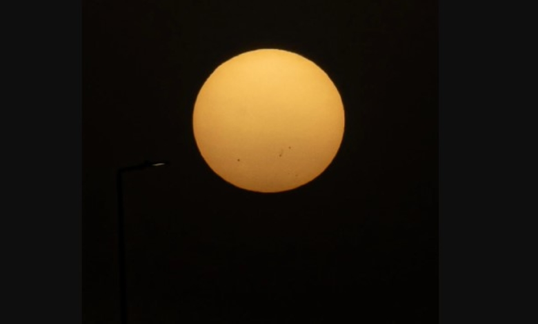 رصد 7 بقع شمسية في سماء عرعر: تحذيرات من عواصف جيومغناطيسية