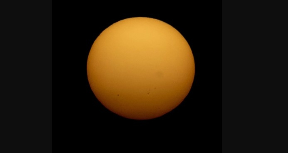 رصد بقع شمسية في سماء عرعر