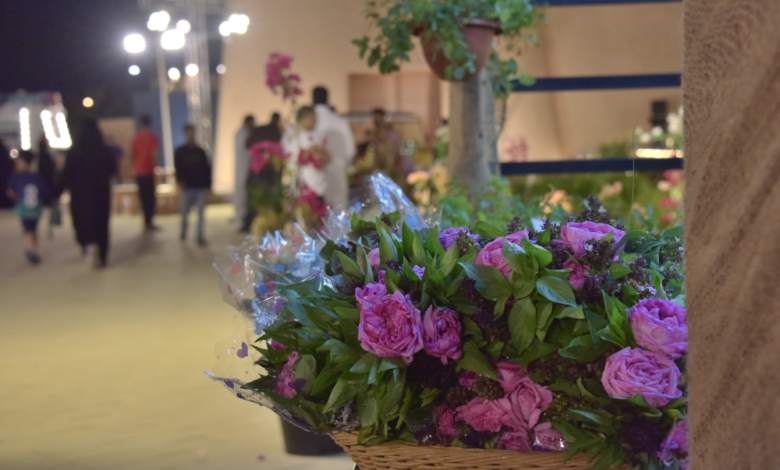 فن التعشير يحيي مزارع الورد الطائفي ويعكس إرثاً ثقافياً