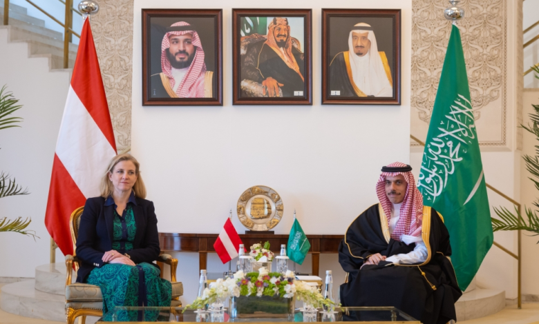 وزير الخارجية السعودي يبحث المستجدات الإقليمية مع النمسا